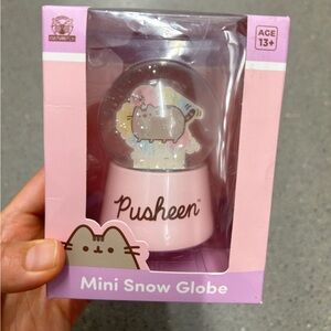 NWT Pusheen Mini Snow Globe